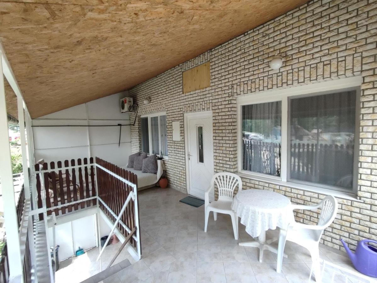 Villa Sarga311 Ueduelohaz Szeged Extérieur photo